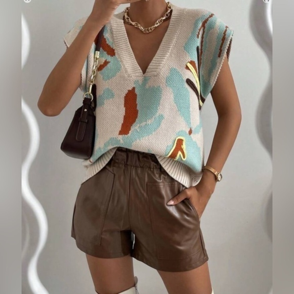 💋NWT Graphic Abstract Batwing Sleeve Sweater Vest - M beige - luxe animal print - Picture 4 of 8